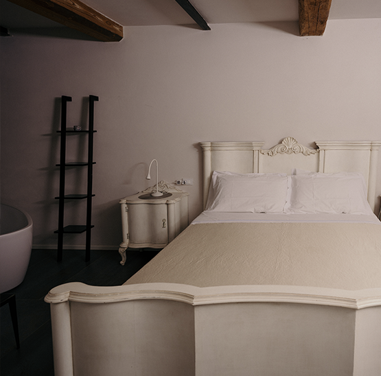 Camera matrimoniale accogliente con travi a vista