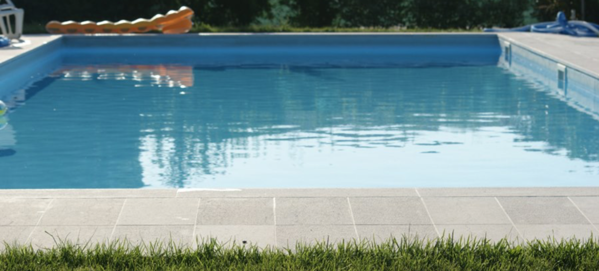 Piscina dell'agriturismo immersa nel verde