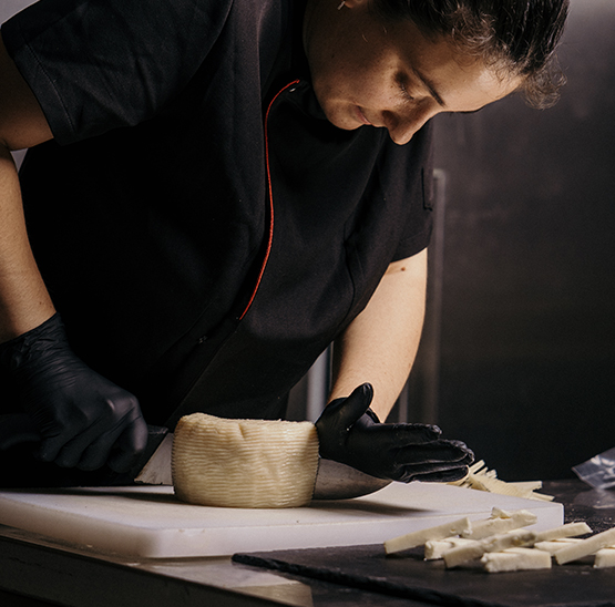 Piatto di pasta con pomodorini e basilico